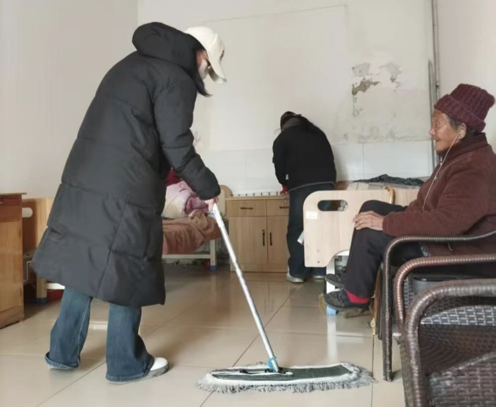 聊城大學醫(yī)學院“暖陽映晚情”志愿服務隊舉辦敬老愛老公益志愿服務活動