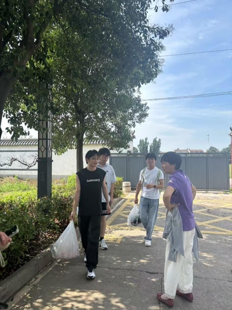 數(shù)字賦能暖夕陽(yáng)——淮師大"銀齡暖陽(yáng)"團(tuán)隊(duì)開展智慧助老實(shí)踐