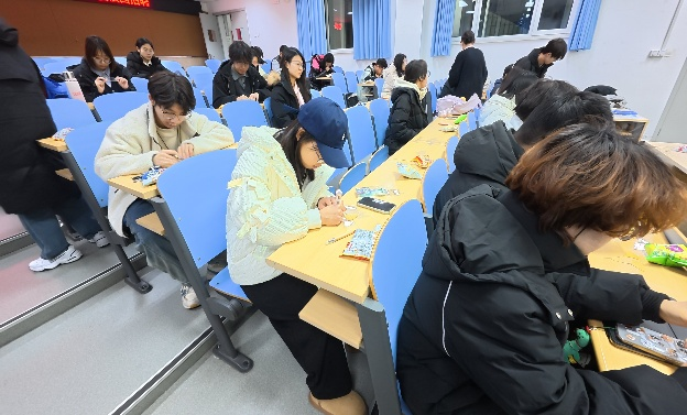 北京交通大學(xué)黑龍江招生宣傳社會(huì)實(shí)踐團(tuán)銀杏書簽制作活動(dòng)順利開展