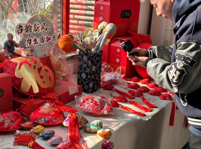 包羅萬(wàn)“香”探藝小隊(duì)赴徐州探尋馬莊香包：傳承非遺技藝，弘揚(yáng)中華之香