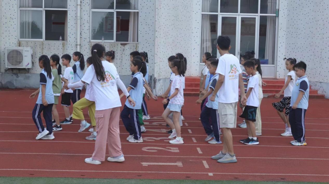 步履鏗鏘護(hù)國旗，文物拼聚傳薪火