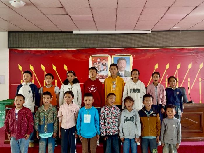 卓吉紅韻雪蓮綻，童心筑夢繪新圖