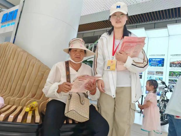 “博愛青春，急救之翼”暑期社會(huì)實(shí)踐團(tuán)隊(duì)進(jìn)行急救知識(shí)宣傳