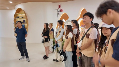 橙香飄逸處，青春助農(nóng)時----武漢東湖學(xué)院師生探秘秭歸柑橘文化