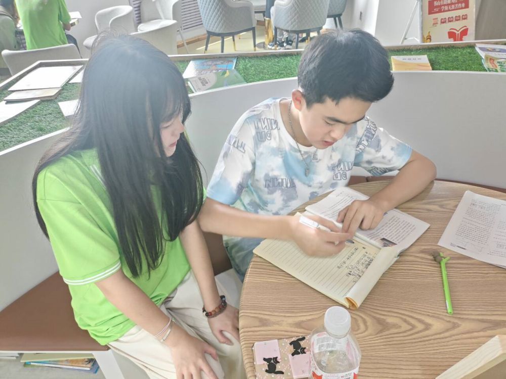 “點(diǎn)亮星光路”關(guān)愛(ài)少數(shù)民族留守兒童社會(huì)實(shí)踐隊(duì)在甘肅東鄉(xiāng)縣開(kāi)展課業(yè)輔導(dǎo)