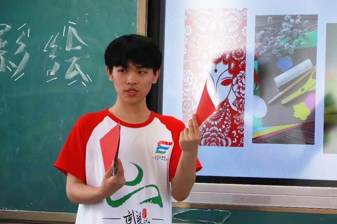 吉首大學三下鄉(xiāng)：“文傳青年”社會實踐團開展“剪影繪生活”手工課