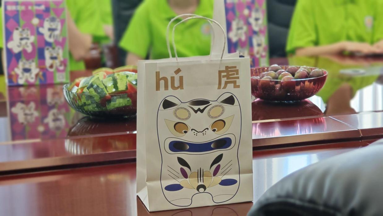 讓非遺文化在新時(shí)代煥發(fā)出新的光彩——吉首大學(xué)“星心助翼”社會(huì)實(shí)踐團(tuán)赴福錦文化創(chuàng)意（湖南）有限公司開(kāi)展主題調(diào)研