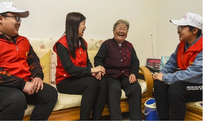 養(yǎng)老院愛心傳遞火炬的交接