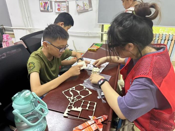 執(zhí)模型之手，啟科學(xué)之窗