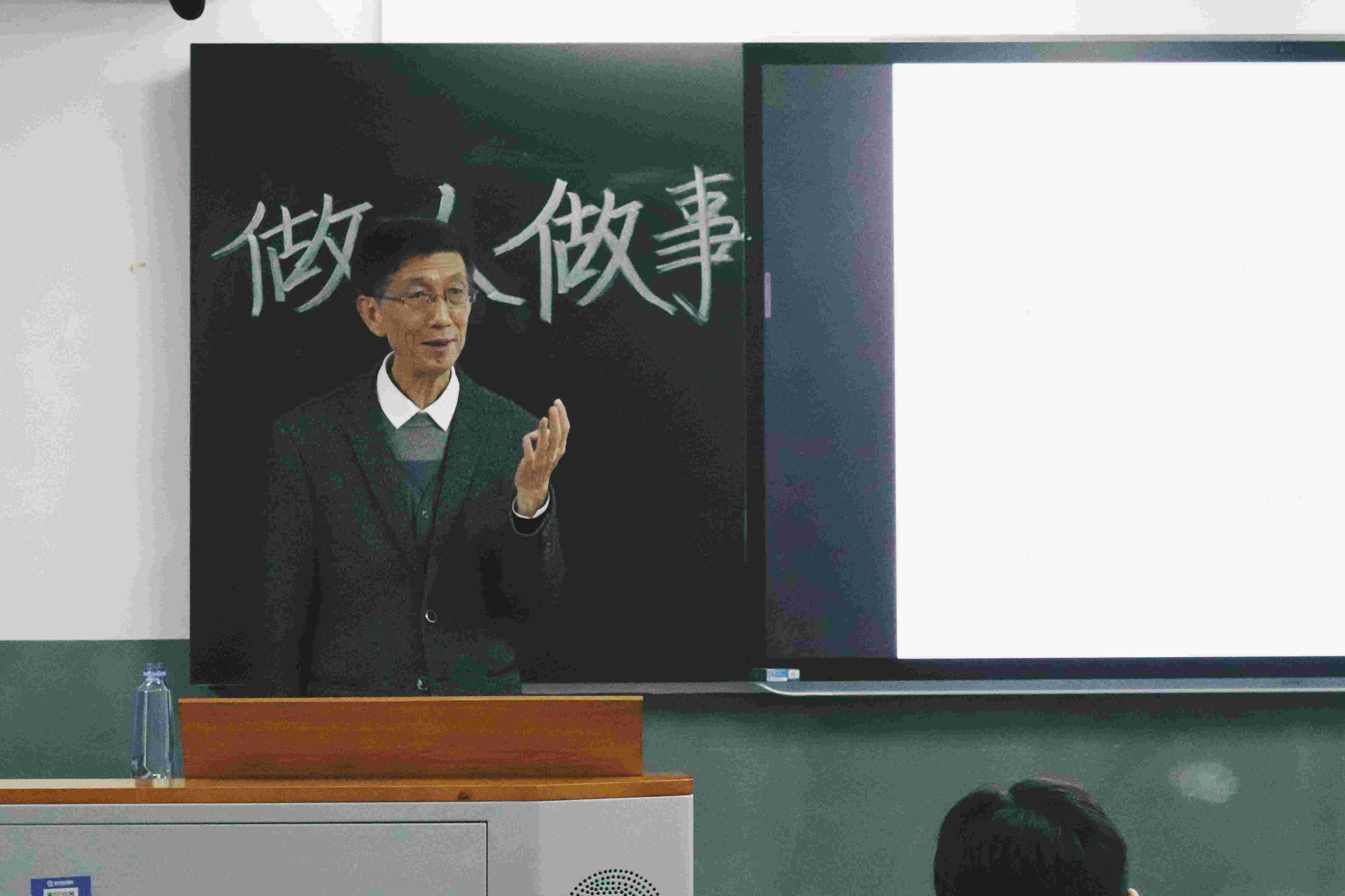 湖南師范大學(xué)樹(shù)達(dá)學(xué)院第十三期“先鋒團(tuán)?！苯?jīng)管系、理工系分校舉行第二次理論培訓(xùn)