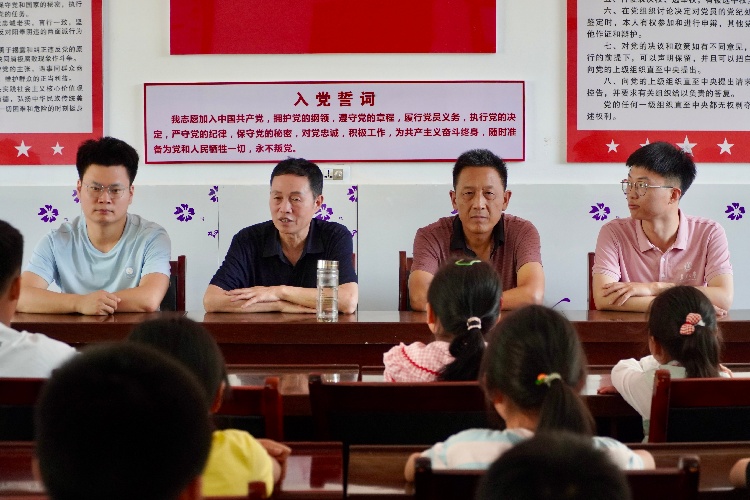 實(shí)踐進(jìn)行時|心手相連·關(guān)愛相伴：長安大學(xué)實(shí)踐隊(duì)赴陜西商南店坊河村開展圖書捐贈儀式暨校園文化宣講活動