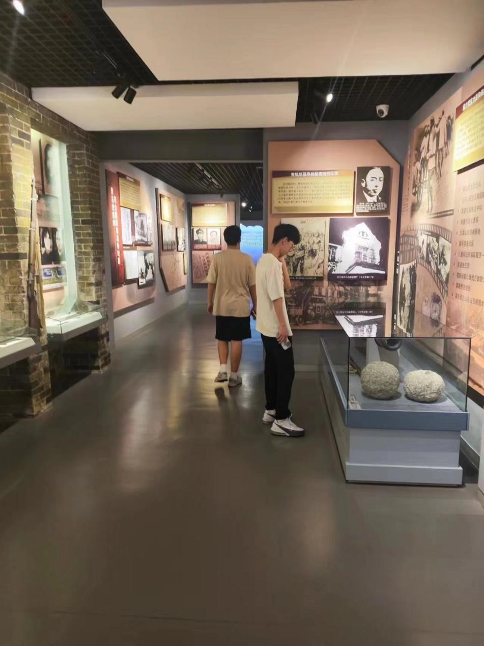 碧海揚(yáng)帆壯志酬英豪 長(zhǎng)空逐夢(mèng)航程展偉圖