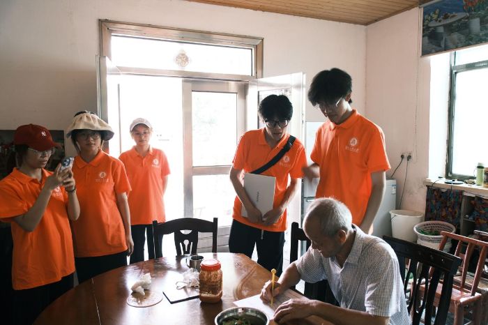 湖南工商大學(xué)“治水七星隊”赴西湖寺村“三下鄉(xiāng)”——金融“活水”潤?quán)l(xiāng)村，青春腳步量民情