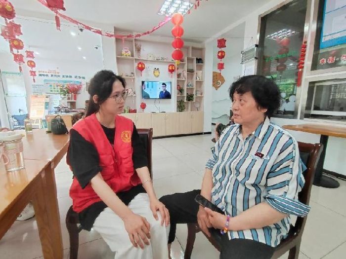 青春注暖意 夕陽沐溫情