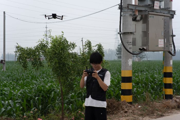 創(chuàng)飛科技實(shí)踐團(tuán)隊(duì)運(yùn)用無(wú)人機(jī)開(kāi)展農(nóng)作物種植情況和基礎(chǔ)設(shè)施圖像采集