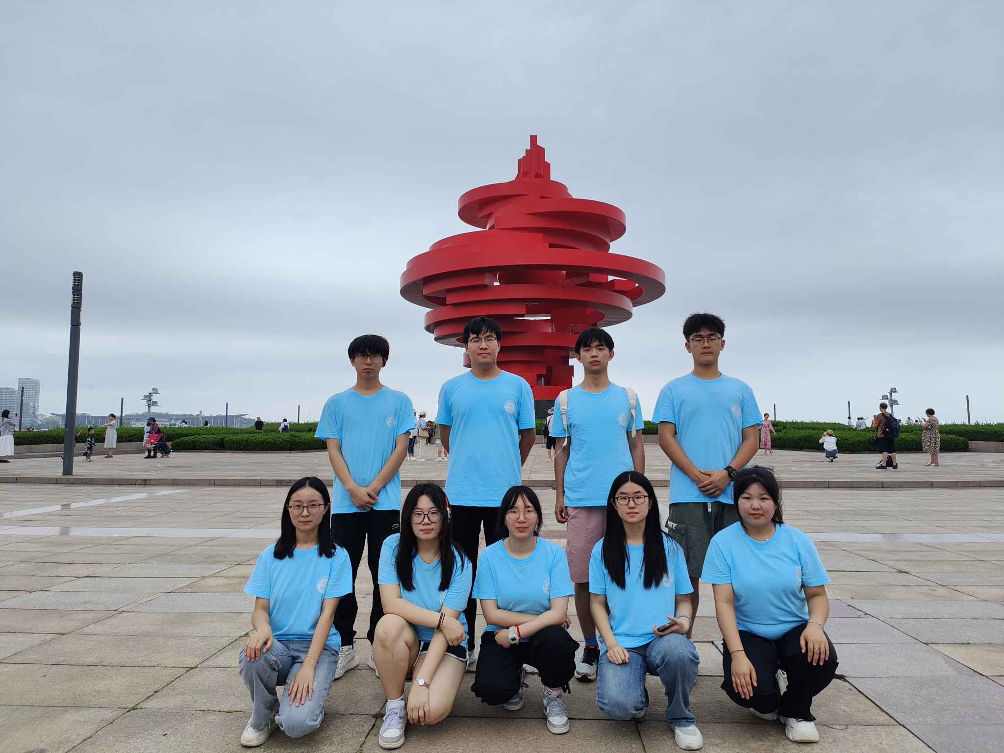 青島科技大學(xué)“巡禮藍(lán)海情，筑夢(mèng)文明行”文明旅游實(shí)踐團(tuán)隊(duì)五四廣場(chǎng)、小麥島、棧橋參觀——文明出行， 一路潔凈