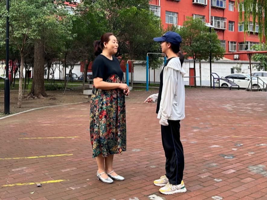 曲阜師范大學(xué)翻譯學(xué)院“譯”見秧歌實(shí)踐隊(duì)開展膠州秧歌宣傳工作