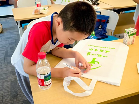 綠意隨心描布袋，春風執(zhí)筆繪青山