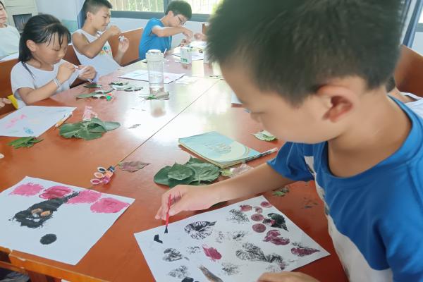 暑期社會實(shí)踐：武昌理工學(xué)院“青春筑夢”通城志愿服務(wù)隊(duì)開展植物拓印特色課程