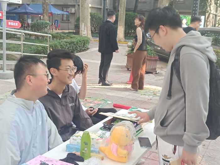 “義舉匯流彰大愛，赤心饋暖映丹忱”——西安交通大學(xué)軟件2502團(tuán)支部成功舉辦校園愛心義賣活動