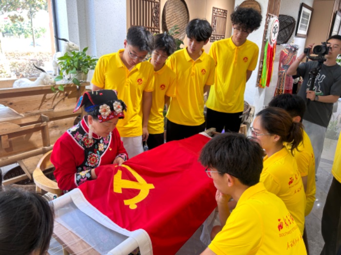 以針為筆繪羌韻，跟著二十大代表陳云珍共赴非遺傳承之約