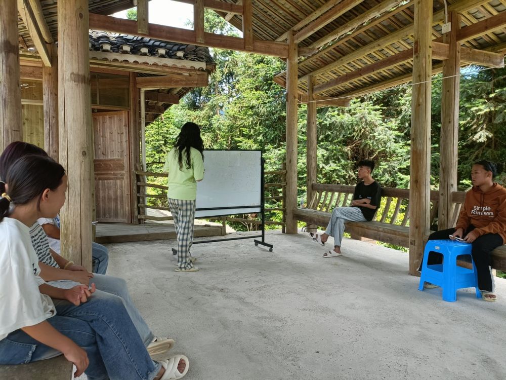 河海大學(xué)調(diào)研團(tuán)在岑梗村為初中生宣講長(zhǎng)征與黎平會(huì)議歷史