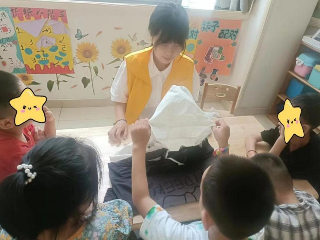 初學(xué)技能，擦桌疊衣