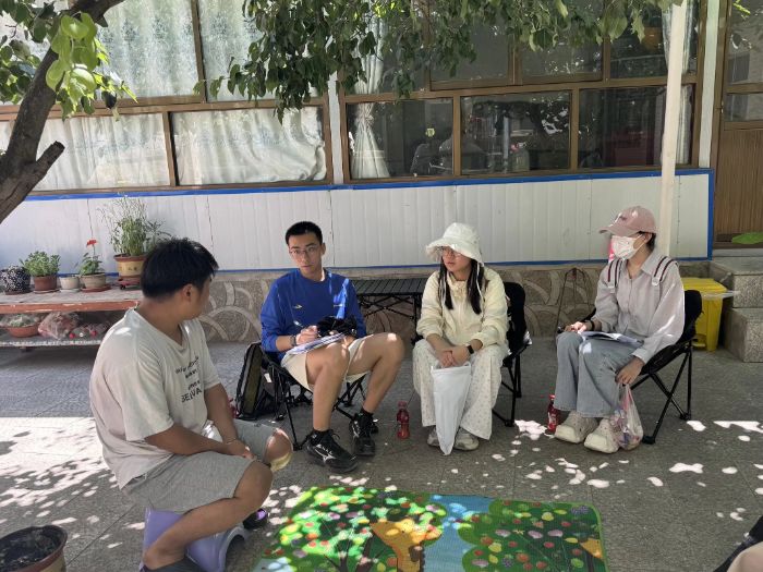 7月17日，長安大學(xué)赴青海同仁“族韻共融·熱貢新聲”暑期社會(huì)實(shí)踐隊(duì)在駐地召開工作交流會(huì)，系統(tǒng)總結(jié)前期在熱貢地區(qū)開展傳統(tǒng)村落保護(hù)與發(fā)展調(diào)研的階段性成果，并就下一階段工作進(jìn)行深入研討與部署。實(shí)踐隊(duì)全體成員