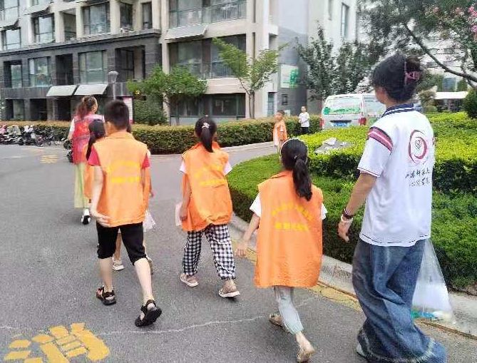 “心苑學(xué)堂”青少年心理關(guān)護(hù)志愿服務(wù)團(tuán)成功開展“愛心敲門進(jìn)行時(shí)：關(guān)愛獨(dú)