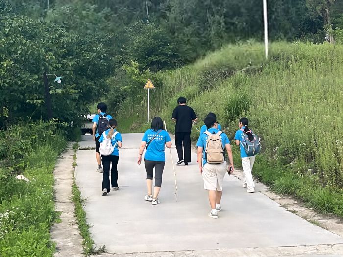 長安大學赴陜西商洛“智慧營建·綠映商山” 探訪車家河村民宿活化樣本，傳統(tǒng)夯土建筑再生