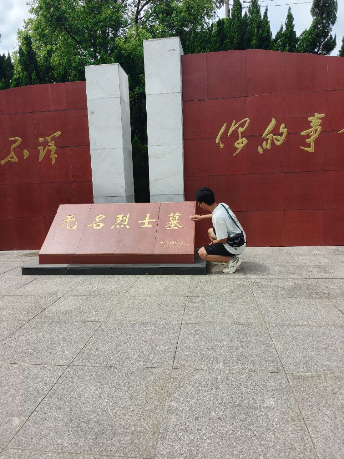 “點亮八皖” 志愿團隊走進(jìn)霍邱縣烈士陵園