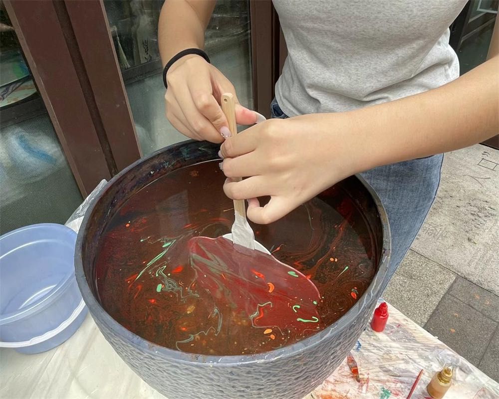 匠心獨運，漆扇輕搖