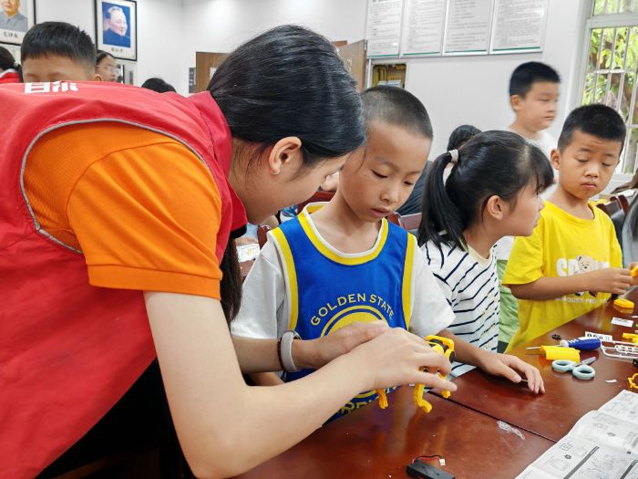 【三下鄉(xiāng)】科普點亮童心：太陽能機械狗開啟雙龍村科學之旅