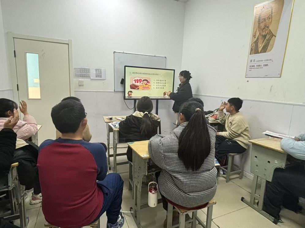 南通大學(xué)杏林學(xué)院微光“童”行社會實(shí)踐小分隊(duì)組織開展“攜手筑安全，童心