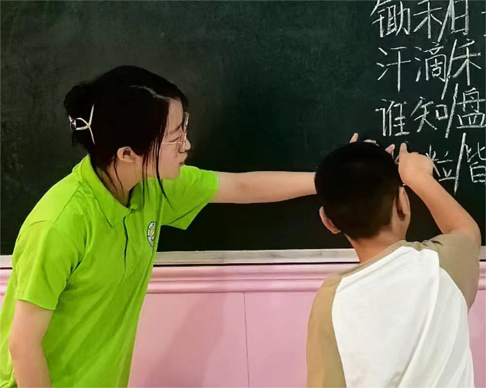 共赴“憫農(nóng)”詩歌朗誦之旅，感悟農(nóng)耕艱辛