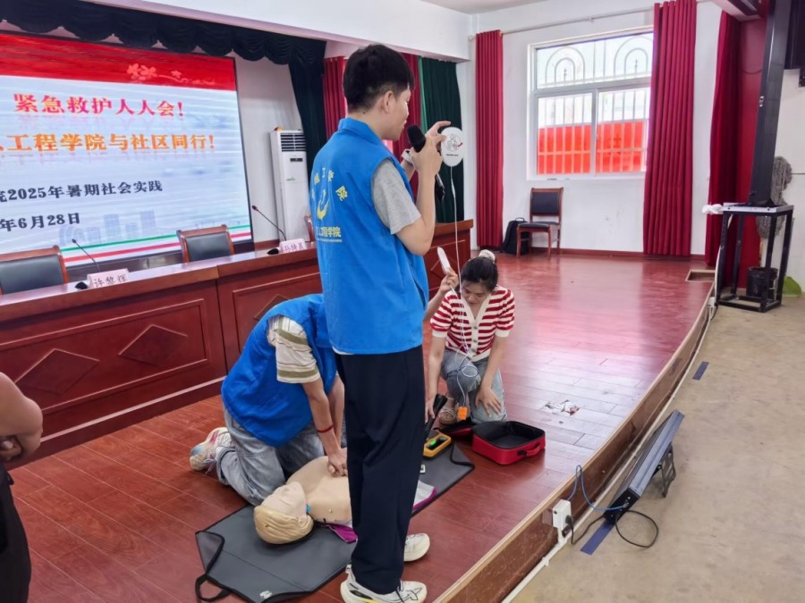 鹽城工學(xué)院信息工程學(xué)院志愿者團(tuán)隊(duì)深入社區(qū)開展急救科普實(shí)踐