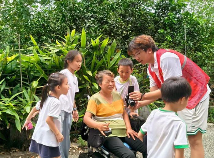 萬樓街道的溫情幀：祖孫合照里，藏著歲月帶不走的愛
