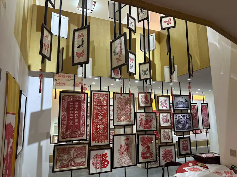 西南石大社會實踐隊到廣元蒼溪參觀喚馬剪紙