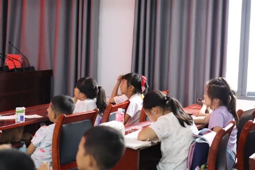  南京師范大學(xué)金陵女子學(xué)院/社會學(xué)院/會計(jì)學(xué)院“螢火之光”團(tuán)隊(duì)：用真情點(diǎn)亮社區(qū)兒童成長之路