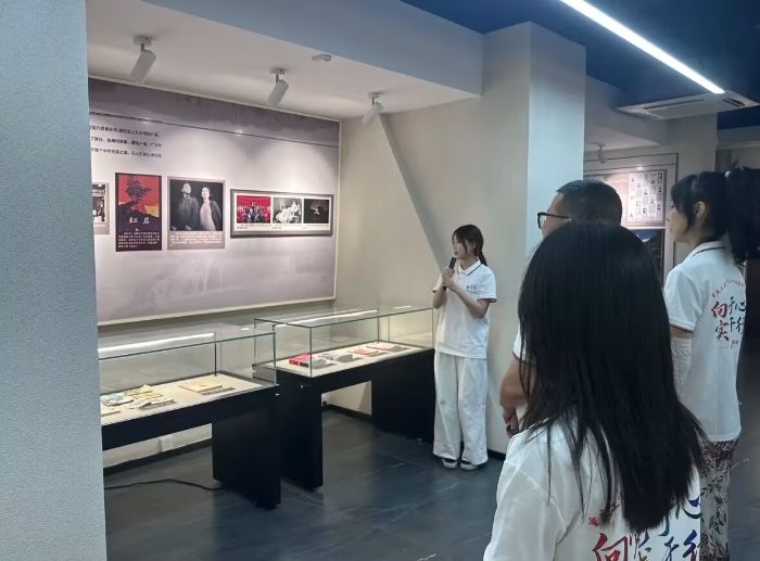 重慶工商職業(yè)學(xué)院實踐團隊走進萬州西山公園 感悟江姐精神 淬煉青春信仰