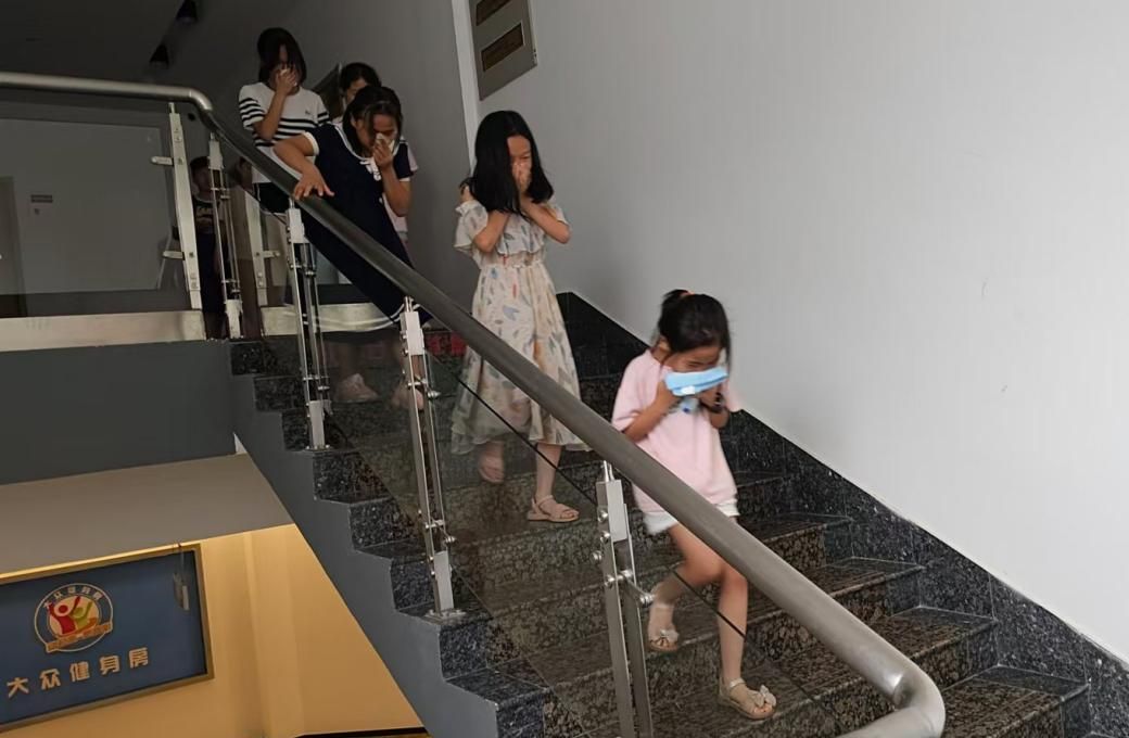 山東師范大學(xué)心理學(xué)院實(shí)踐隊(duì)于石臼街道海景社區(qū)小草學(xué)堂舉辦消防演練科