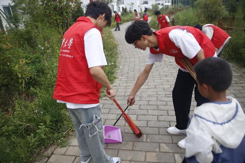 行走的思政課 | 長安大學赴貴州畢節(jié)“渭愛育夢赴黔川·攜手啊嘎助振興”暑期社會實踐隊——創(chuàng)新綠色行動，撿拾引領未來