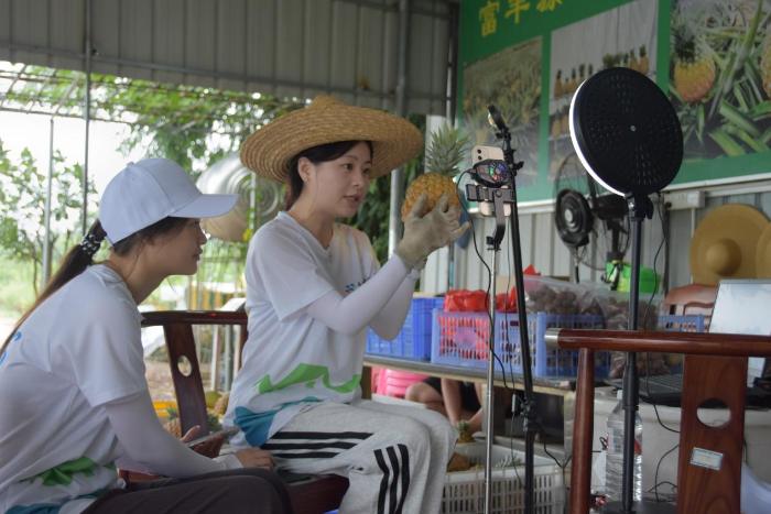 廣東科技學(xué)院惠豐云鏈突擊隊(duì)首場(chǎng)助農(nóng)直播點(diǎn)贊破10w