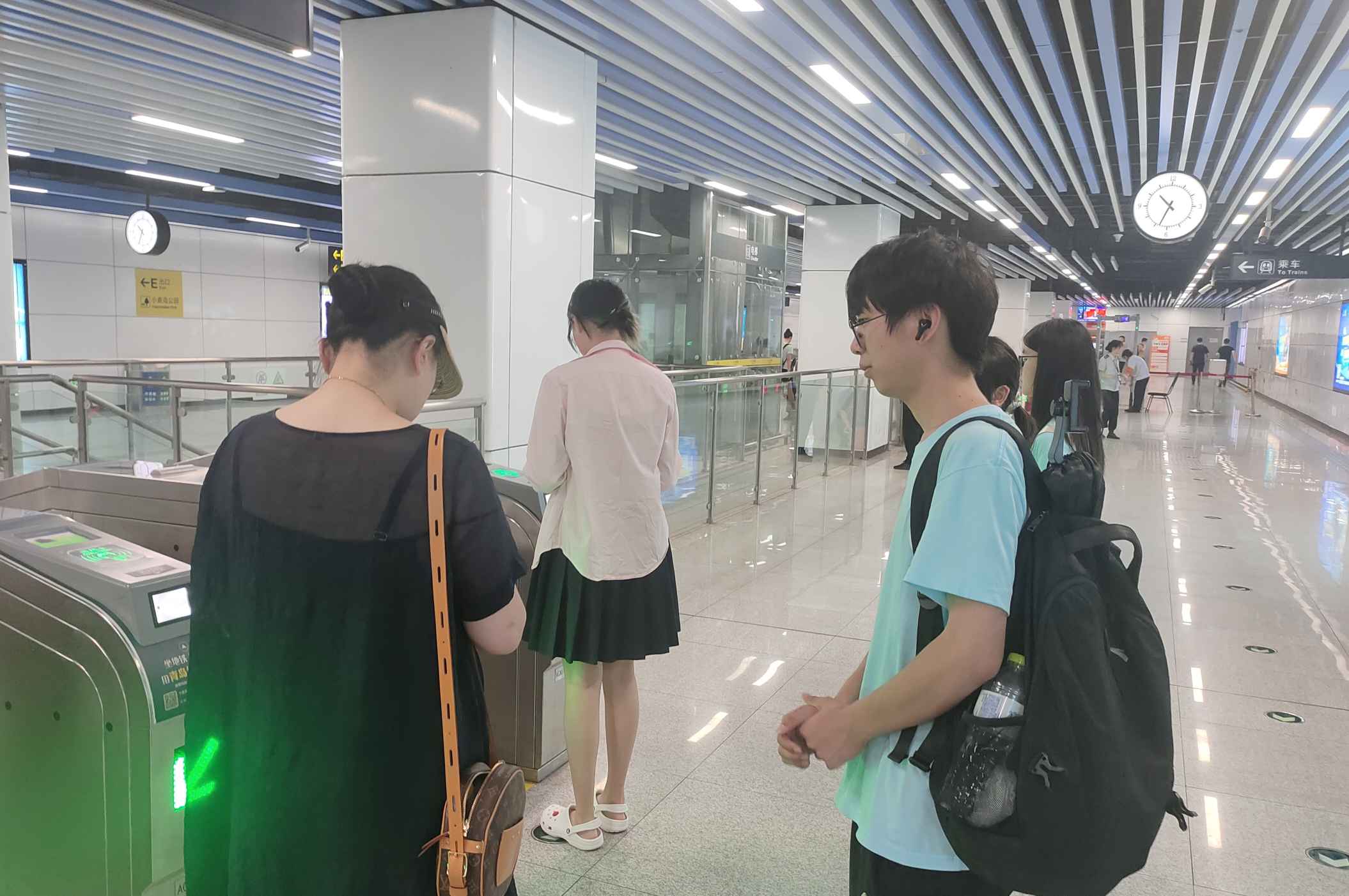 青島科技大學(xué)赴青島市“巡禮藍海情，筑夢文明行”文明旅游實踐團：文明足跡繪地鐵，旅游實踐頌新風