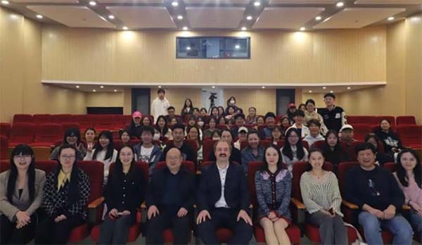 匈牙利鋼琴家Dinyés Soma教授來(lái)我院講學(xué)