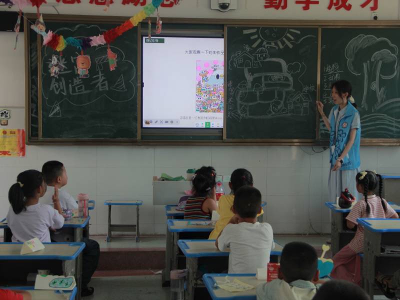青春志愿繪童心 藝術(shù)課堂點亮兒童創(chuàng)造力 ——“迷宮探秘”公益繪畫課走進青龍泉學(xué)校暑期少年宮