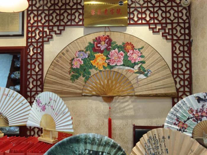 以手傳心：重慶人文科技學(xué)院在榮昌折扇廠的匠心體驗(yàn)之旅