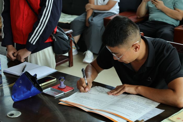 山東理工大學(xué)管理學(xué)院循“蒙”而行實踐團與康泰果品種植專業(yè)合作社共建實踐基地