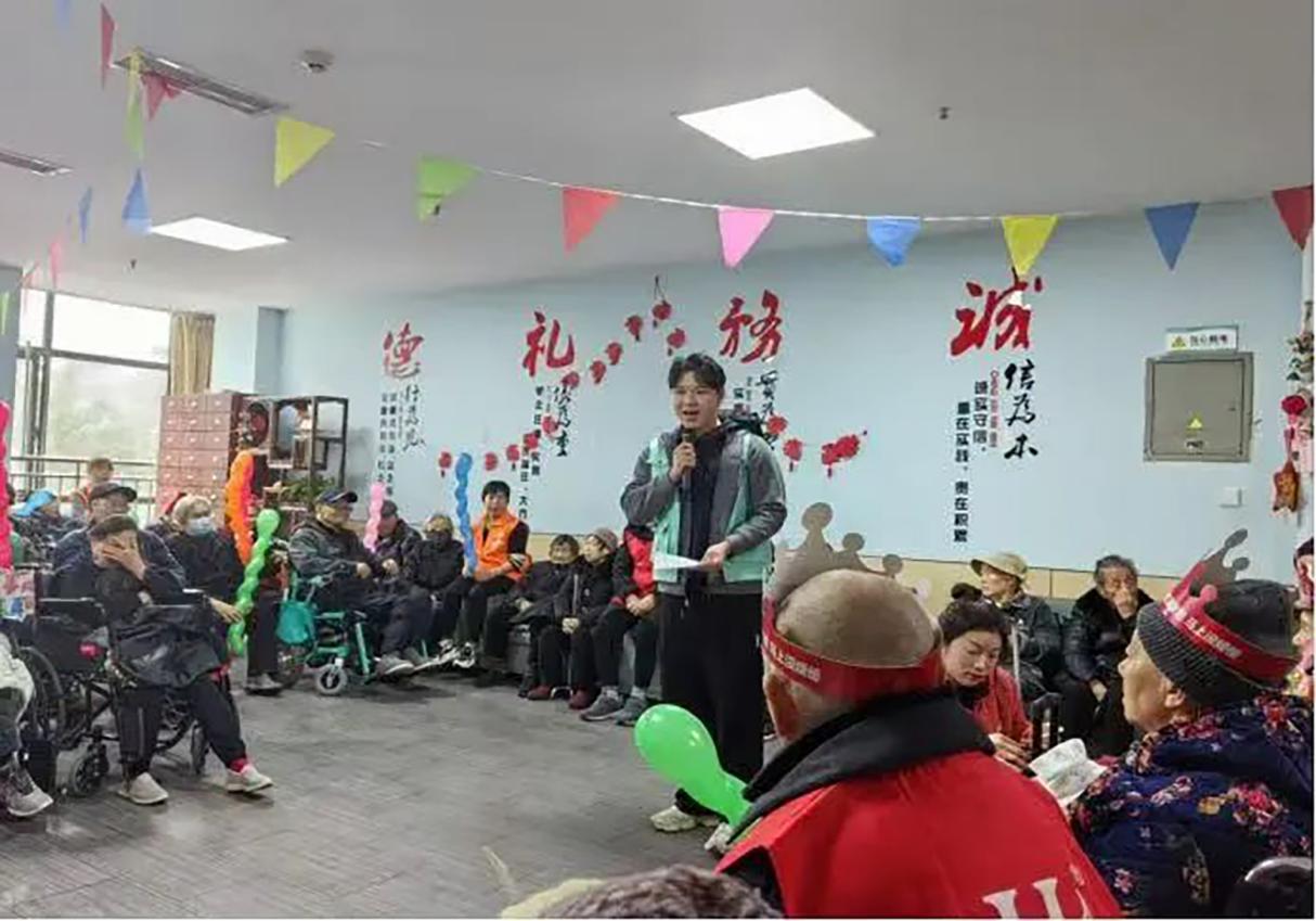 西南石油大學(xué)德法安瀾實(shí)踐團(tuán)走進(jìn)成都恒軒養(yǎng)老中心，送上關(guān)懷