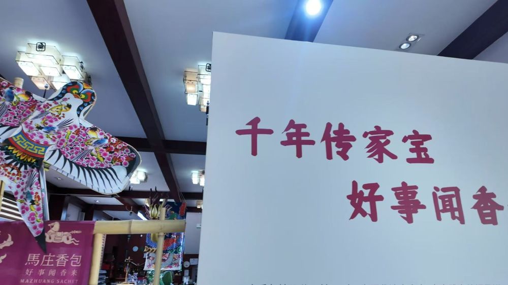 南通大學(xué)杏林學(xué)院：包羅萬(wàn)“香”探藝小隊(duì) 返家鄉(xiāng)傳非遺文脈 力綴香包新風(fēng)彩